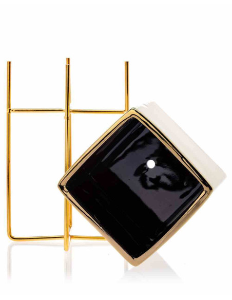 Doniczka Mizu Gold 23 cm Stelaż wykonany z metalu, osłonka wykonana z ceramiki. Wymiary: 12x12x23 cm.