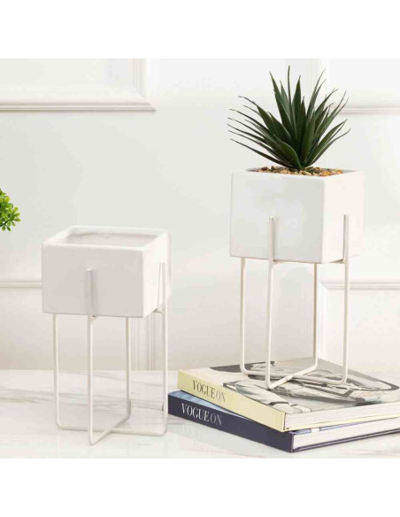 Doniczka Mizu White 21 cm Stelaż wykonany z metalu, osłonka wykonana z ceramiki. Wymiary: 12x12x21 cm.