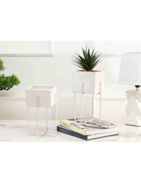 Doniczka Mizu White 21 cm Stelaż wykonany z metalu, osłonka wykonana z ceramiki. Wymiary: 12x12x21 cm.