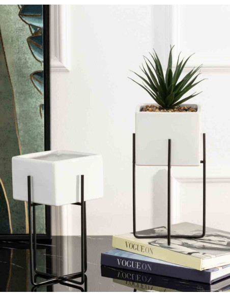 Doniczka Mizu White Black 23 cm Stelaż wykonany z metalu, osłonka wykonana z ceramiki. Wymiary: 12x12x23 cm.