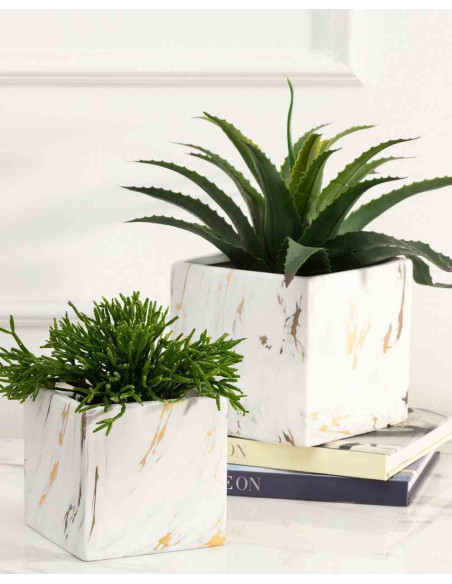 Doniczka Marbela 11 cm Wykonana z ceramiki w kolorze białego marmuru. Wymiary: 11x11x11cm.