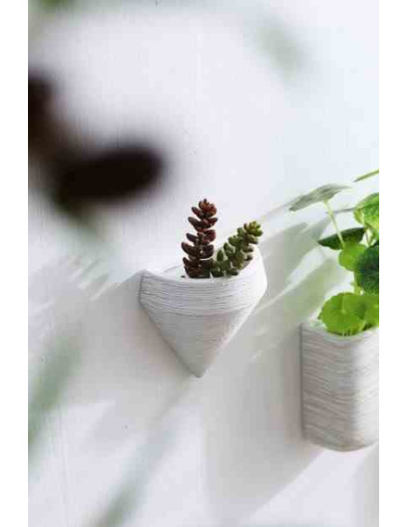 Zestaw doniczek ściennych Lou B&W Komplet zawiera 6 ceramicznych doniczek ściennych w kolorze białym oraz czarnym.