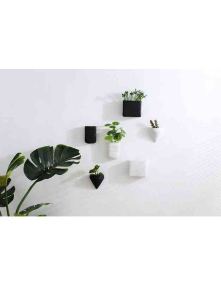 Zestaw doniczek ściennych Lou B&W Komplet zawiera 6 ceramicznych doniczek ściennych w kolorze białym oraz czarnym.