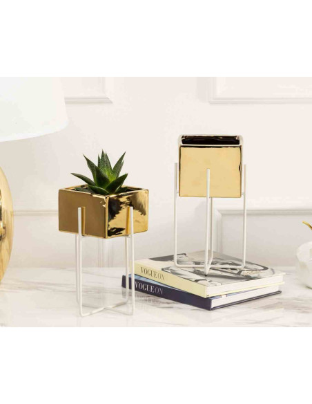 Doniczka Mizu Gold White 23 cm Stelaż wykonany z metalu, osłonka wykonana z ceramiki. Wymiary: 12x12x23 cm.