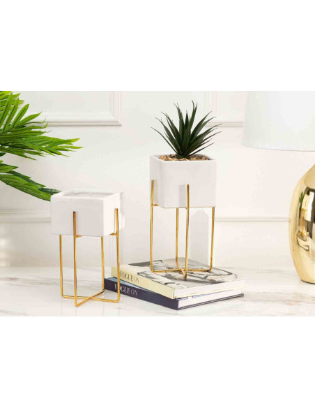 Doniczka Mizu White Gold 21 cm Stelaż wykonany z metalu, osłonka wykonana z ceramiki. Wymiary: 12x12x21 cm.